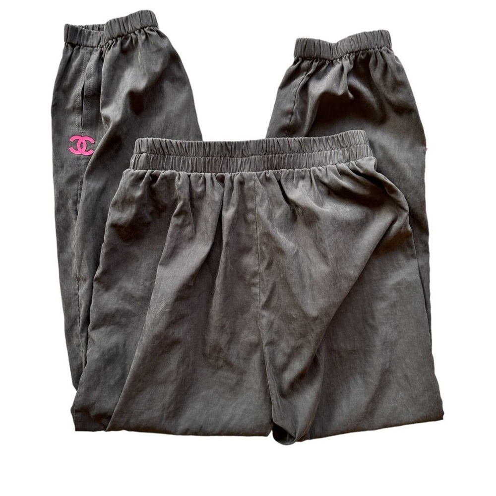 SOLD ❌ Chanel Dark Grey Joggers Pink CC Logo - Picture 9 of 15